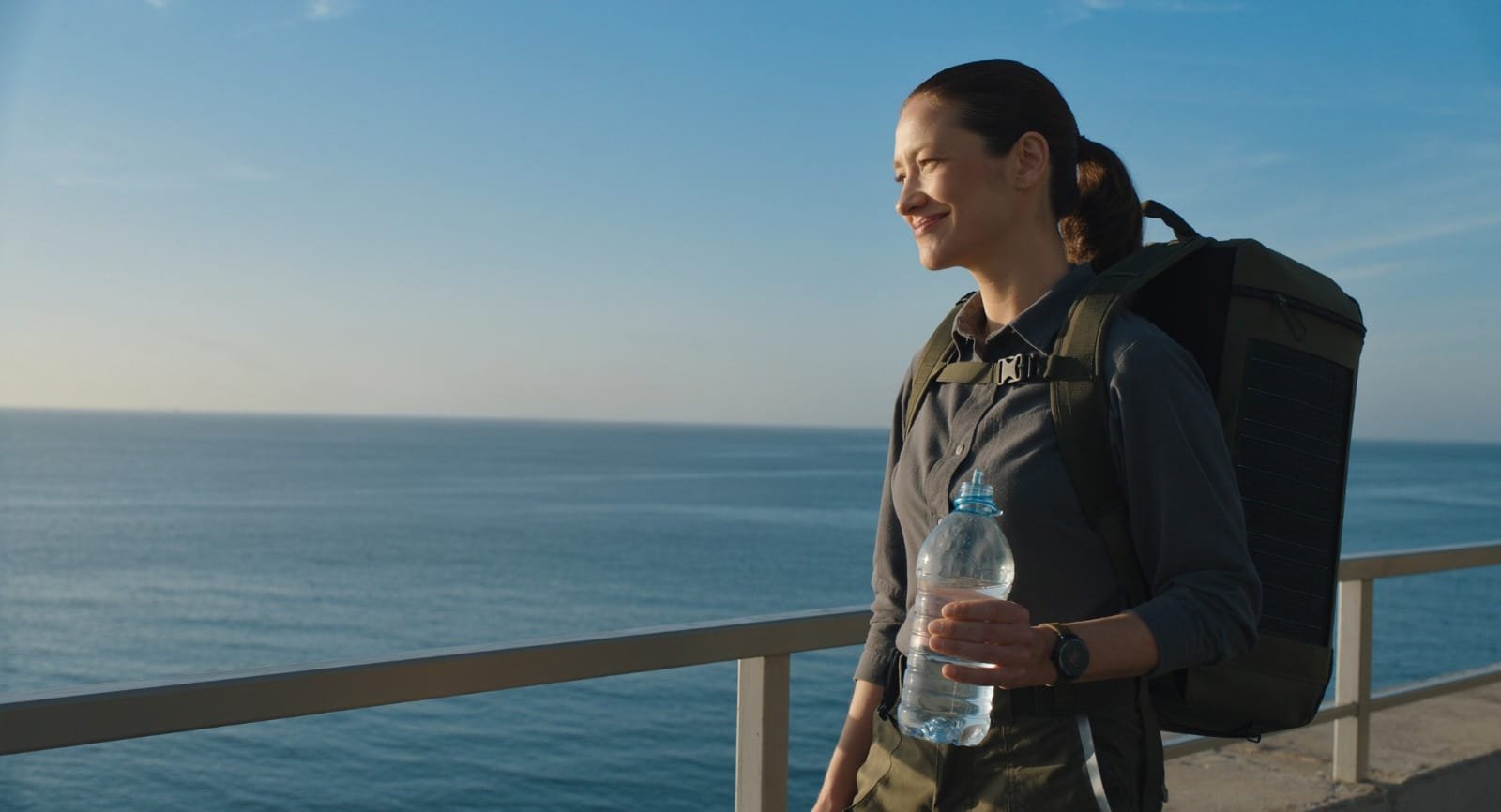 A traveller carrying the AQUANOMAD solar desalination backpack beside the ocean